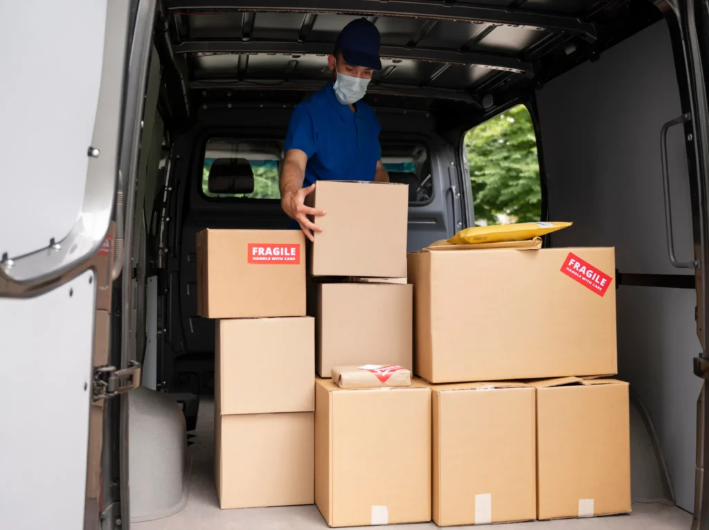 Camión cargando productos para distribución nacional