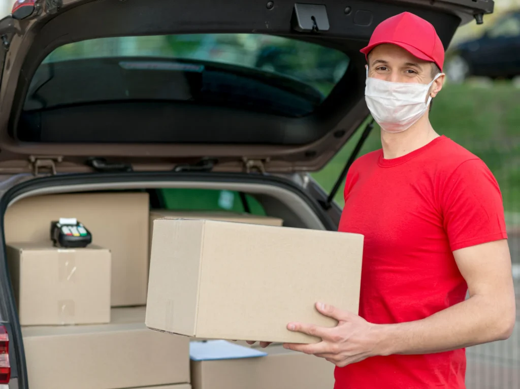 Flota de vehículos de transporte en la sede de la empresa